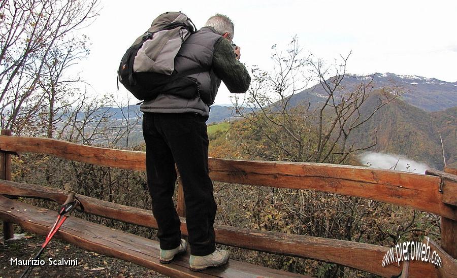 02 Prati Parini. Piero si sporge per fotografare.....JPG